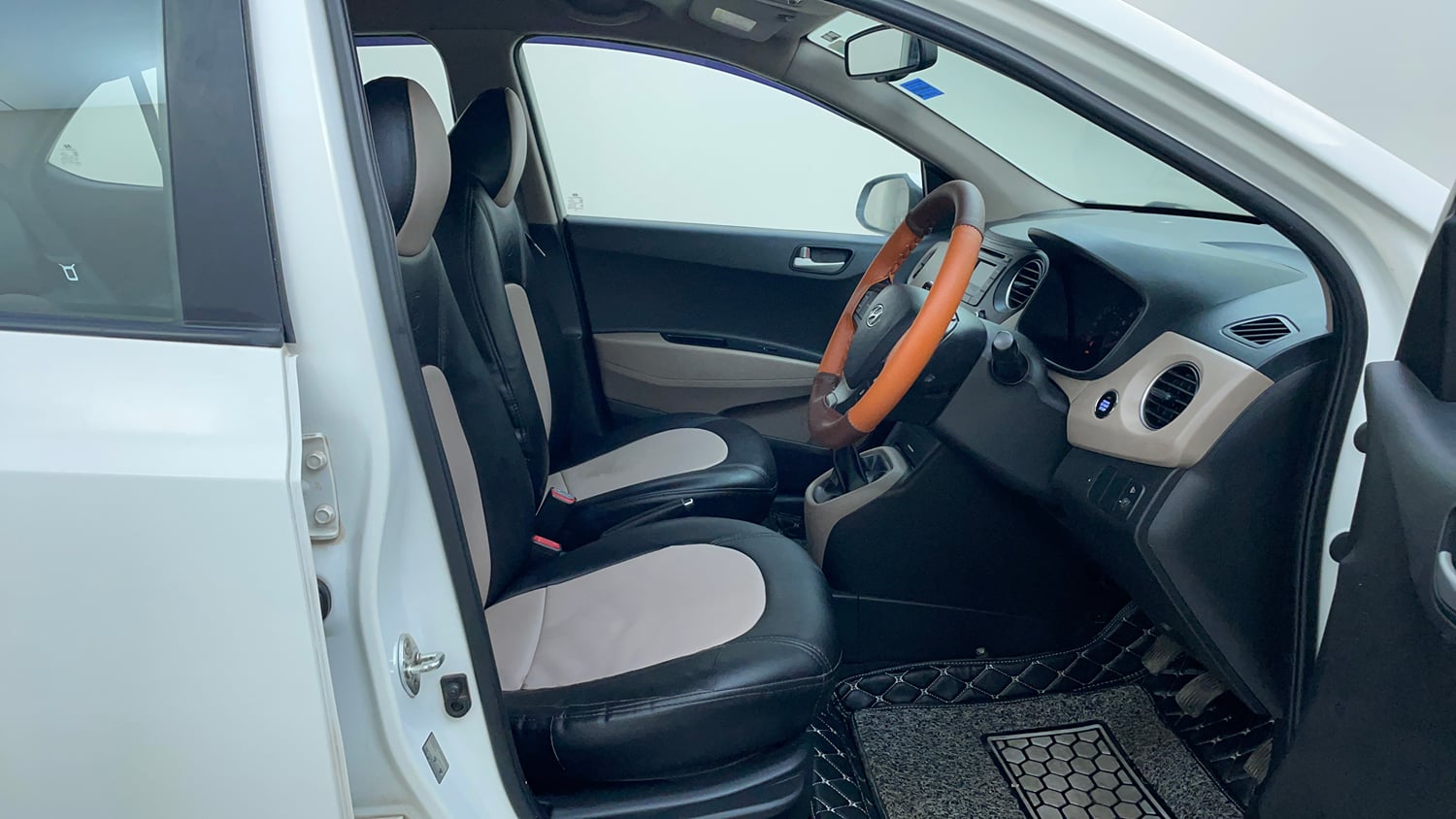 Used 2017 Hyundai Xcent SX 1.2 (O) Petrol Manual interior RIGHT SIDE FRONT DOOR CABIN VIEW