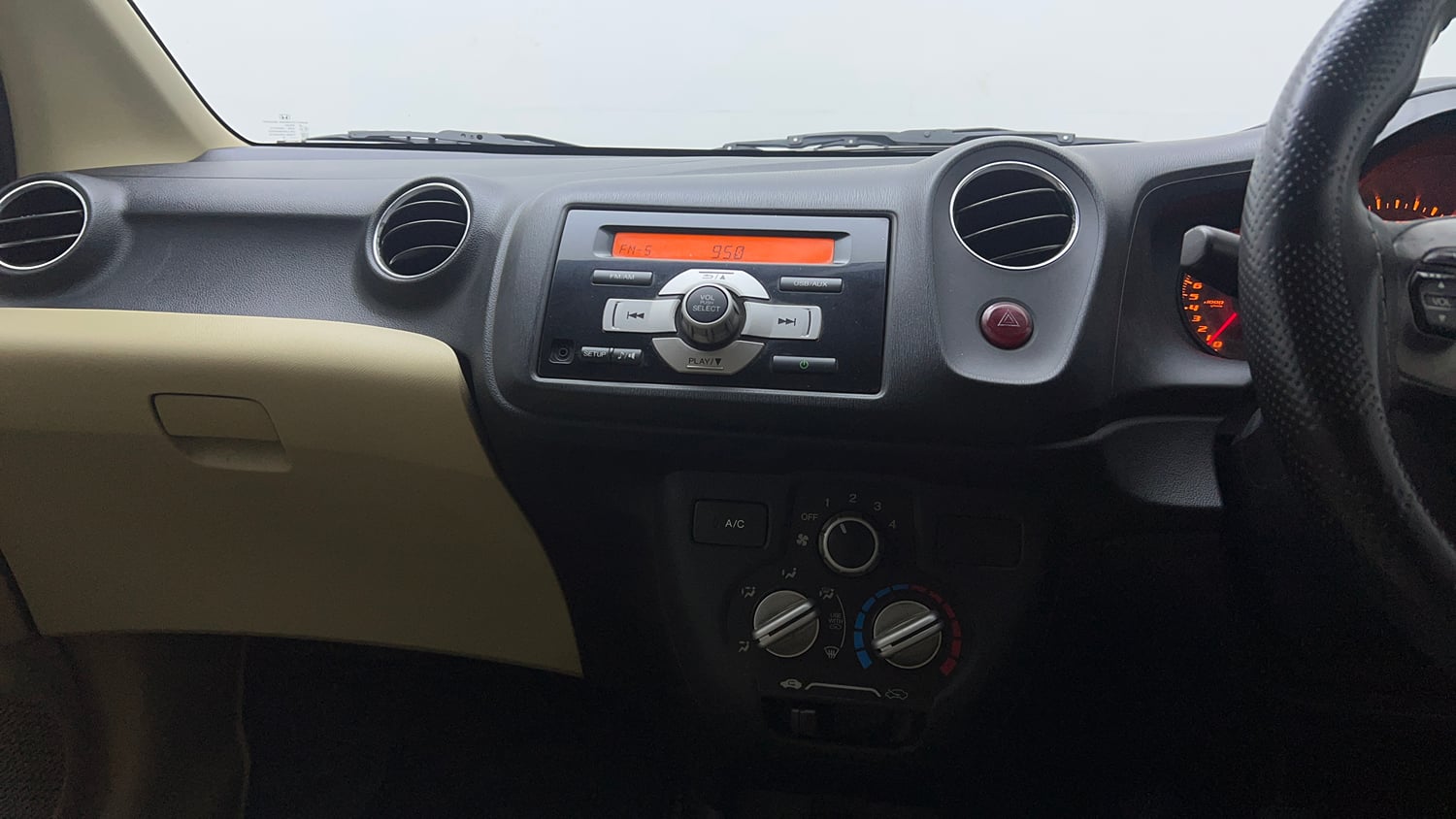 Used 2014 Honda Amaze 1.2 S i-VTEC Petrol Manual top_features Integrated (in-dash) music system