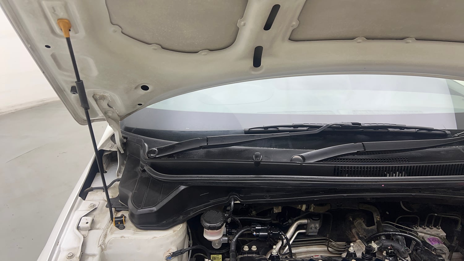 Used 2021 Hyundai i20 Sportz 1.2 MT Petrol Manual engine ENGINE RIGHT SIDE HINGE & APRON VIEW