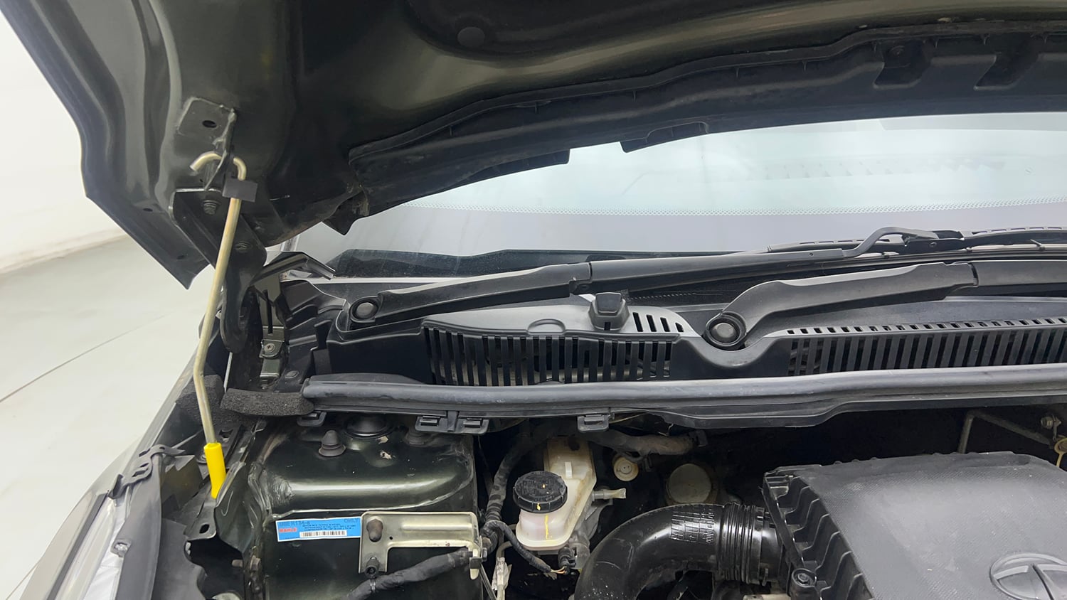 Used 2022 Tata Nexon XMA Plus (S) Petrol Automatic engine ENGINE RIGHT SIDE HINGE & APRON VIEW