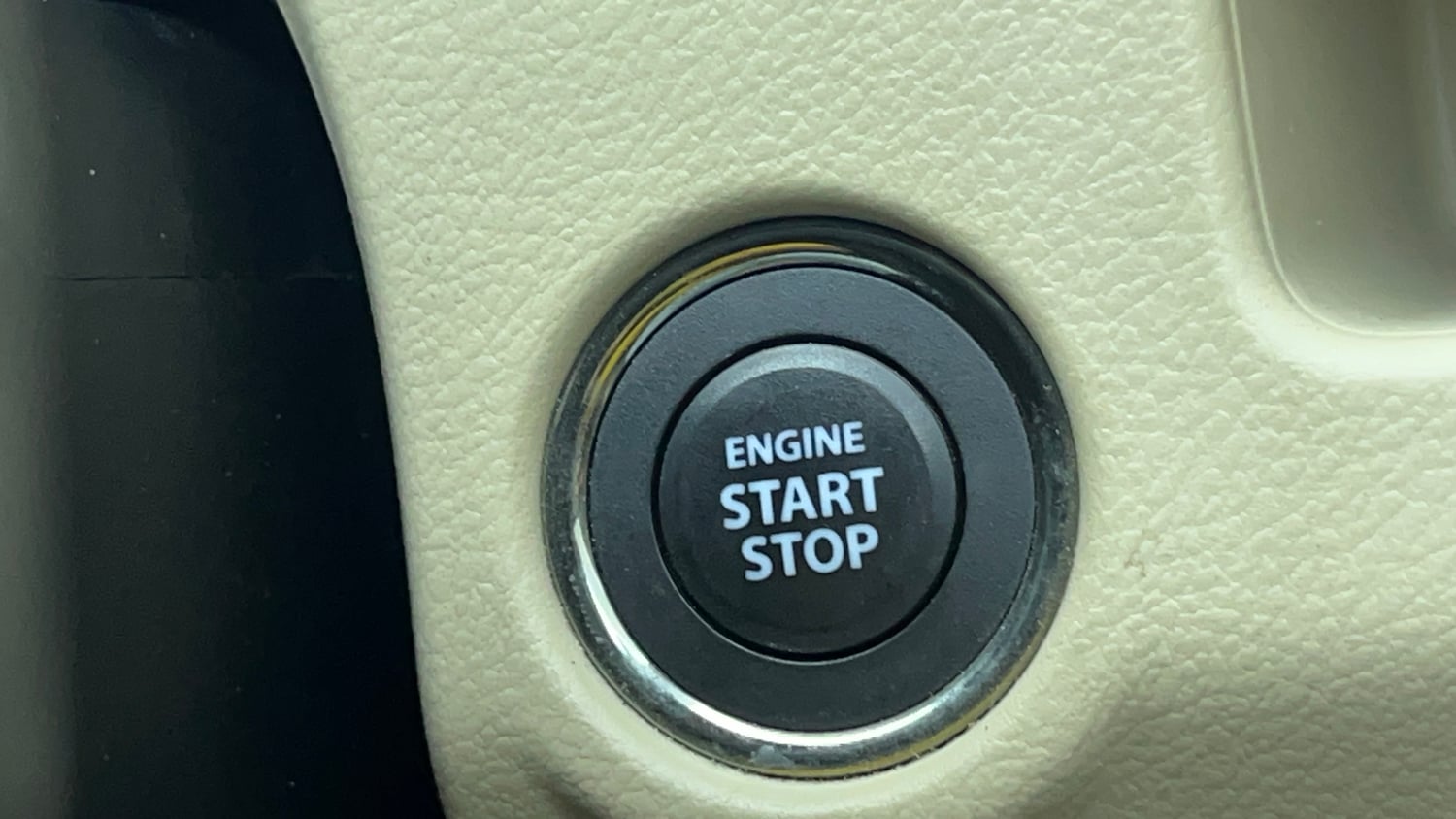 Used 2018 Maruti Suzuki Ciaz Alpha Hybrid 1.5 Petrol Manual top_features Keyless start