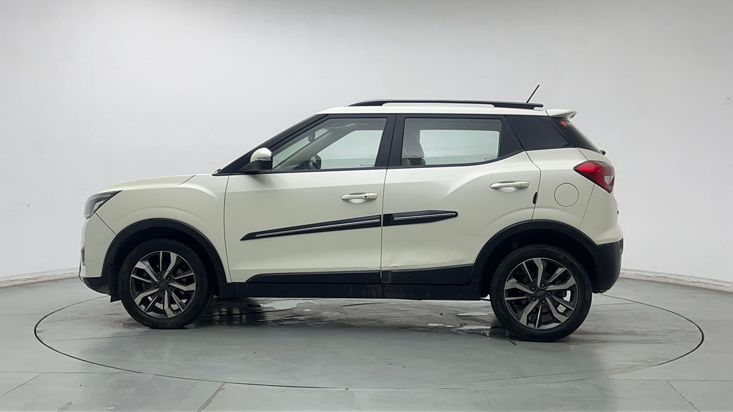 Used 2021 Mahindra XUV 300 1.5 W8 (O) Diesel Manual exterior LEFT SIDE VIEW