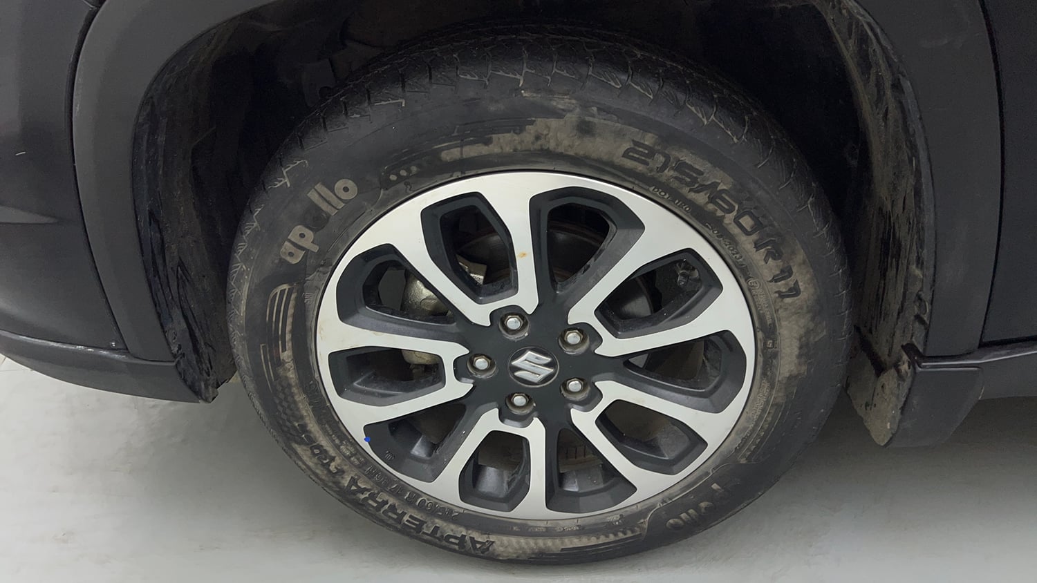 Used 2023 Maruti Suzuki Grand Vitara Zeta Smart Hybrid AT Petrol Automatic tyres LEFT FRONT TYRE RIM VIEW