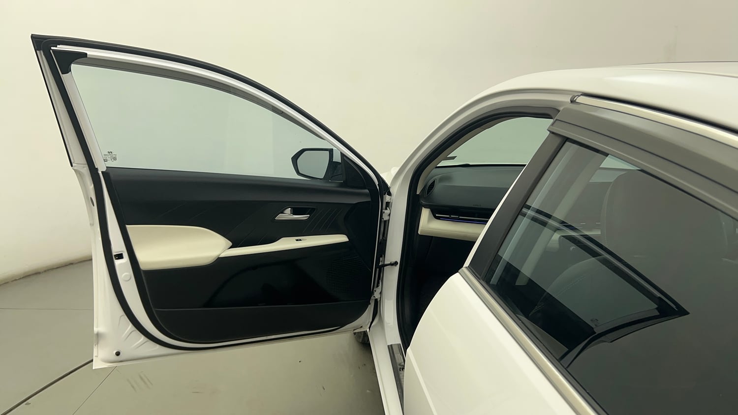 Used 2024 Hyundai Verna SX 1.5 Petrol MT Petrol Manual interior LEFT FRONT DOOR OPEN VIEW