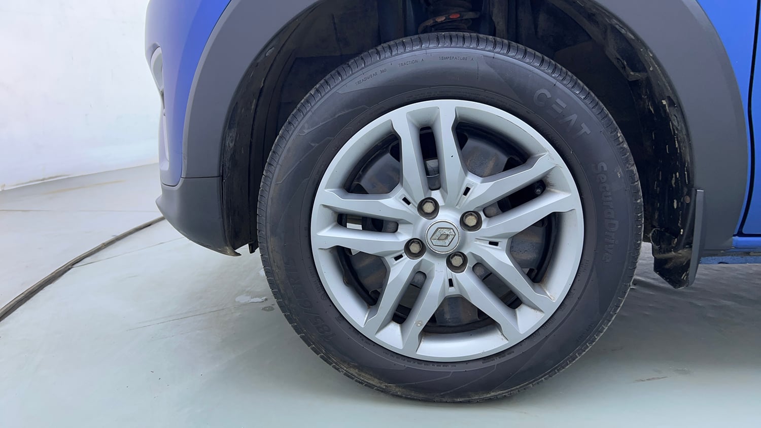 Used 2023 Renault Triber RXZ EASY-R AMT Petrol Automatic tyres LEFT FRONT TYRE RIM VIEW