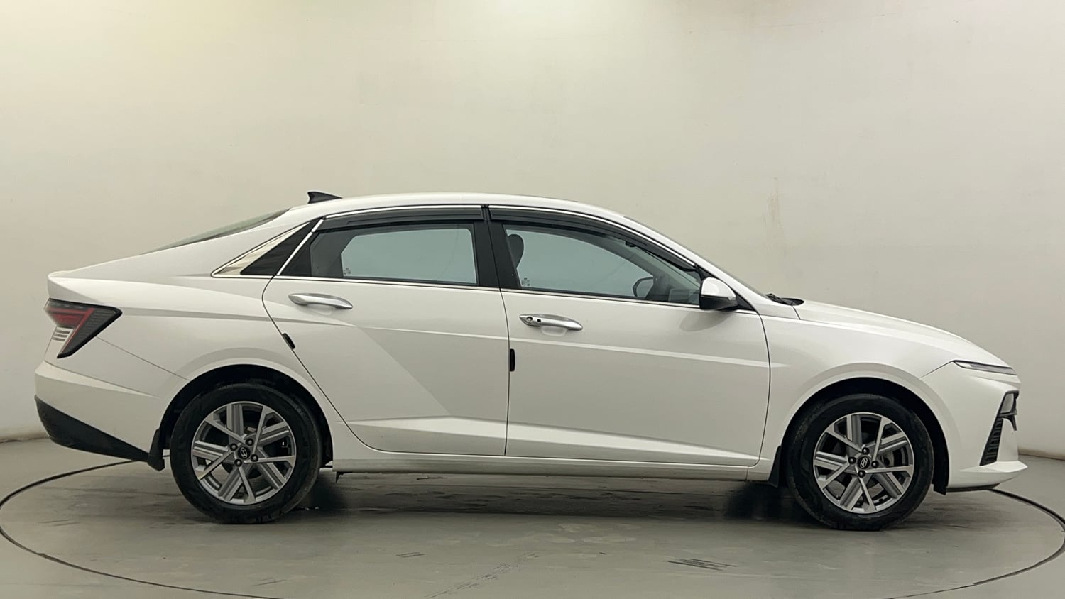 Used 2024 Hyundai Verna SX 1.5 Petrol MT Petrol Manual exterior RIGHT SIDE VIEW