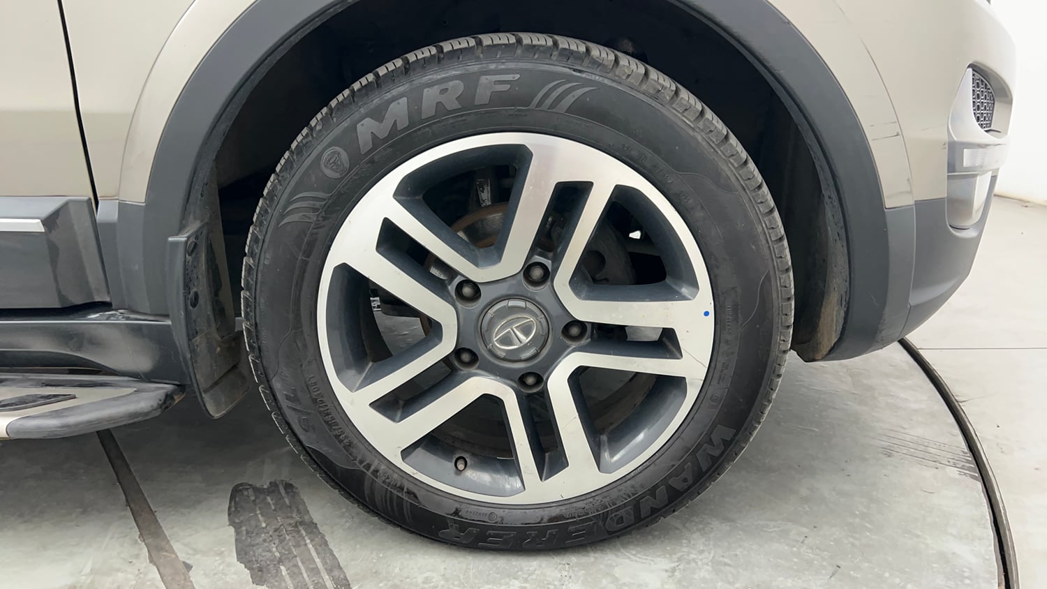 Used 2018 Tata Hexa XT 4x2 7 STR Diesel Manual tyres RIGHT FRONT TYRE RIM VIEW