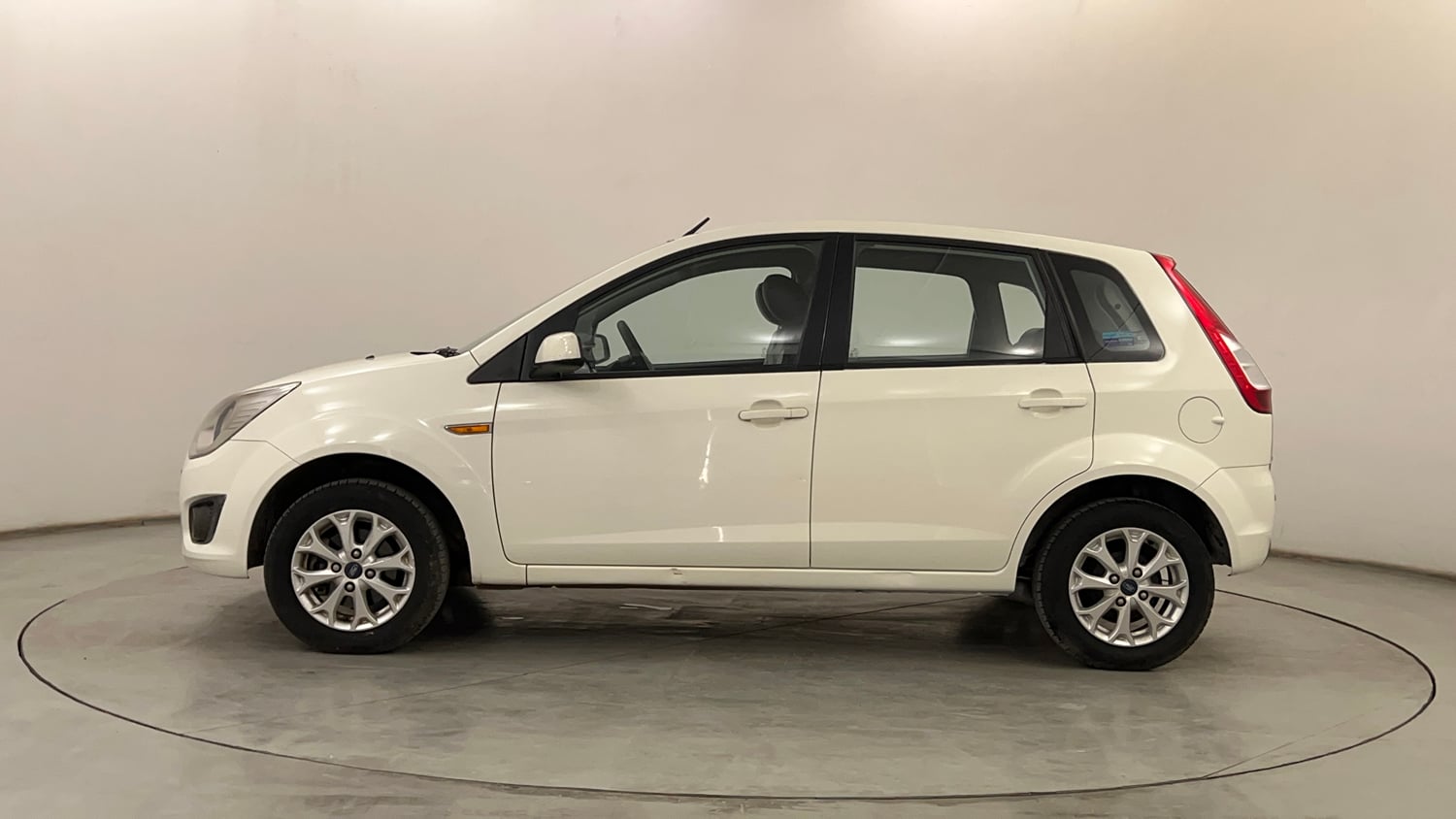 Used 2014 Ford Figo Duratec Petrol Titanium 1.2 Petrol Manual exterior LEFT SIDE VIEW