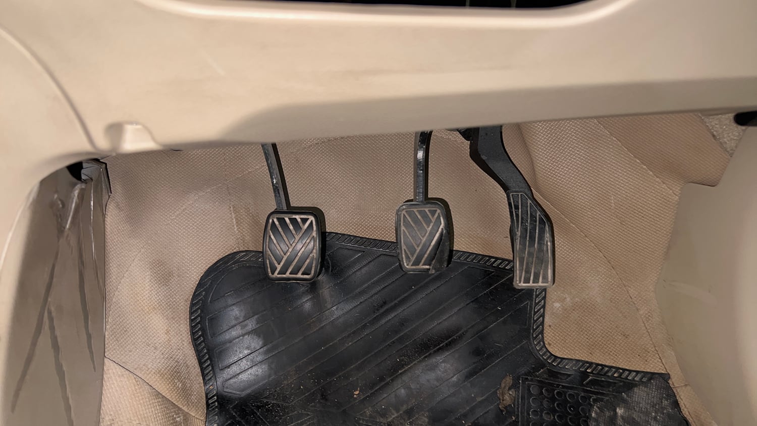 Used 2016 Maruti Suzuki Ertiga ZXI Petrol Manual interior PEDALS VIEW