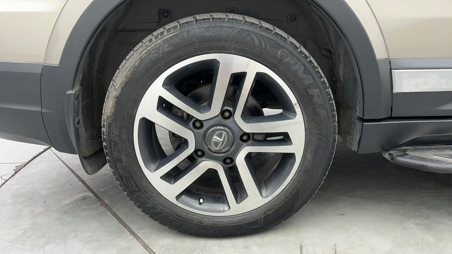 Used 2018 Tata Hexa XT 4x2 7 STR Diesel Manual tyres RIGHT REAR TYRE RIM VIEW