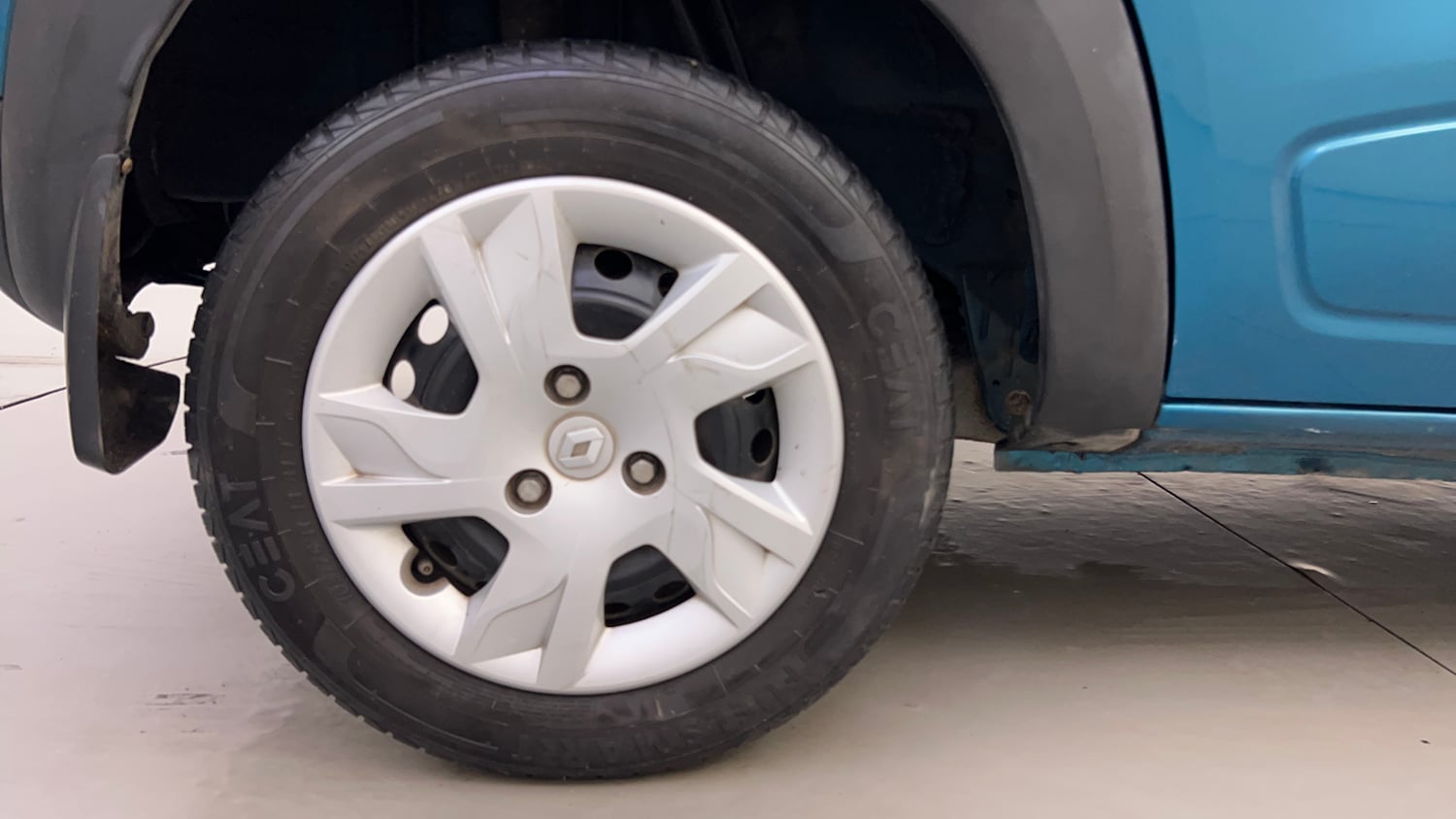 Used 2022 Renault Kwid RXT 1.0 AMT Petrol Automatic tyres RIGHT REAR TYRE RIM VIEW
