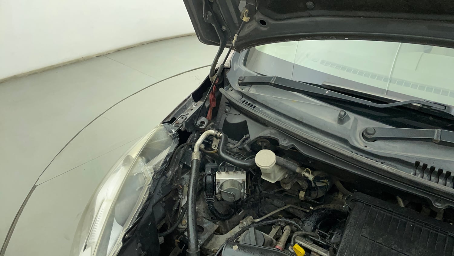 Used 2013 Maruti Suzuki Ertiga ZXi Petrol Manual engine ENGINE RIGHT SIDE HINGE & APRON VIEW