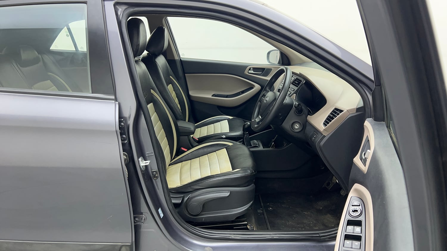 Used 2015 Hyundai Elite i20 Sportz 1.2 Petrol Manual interior RIGHT SIDE FRONT DOOR CABIN VIEW