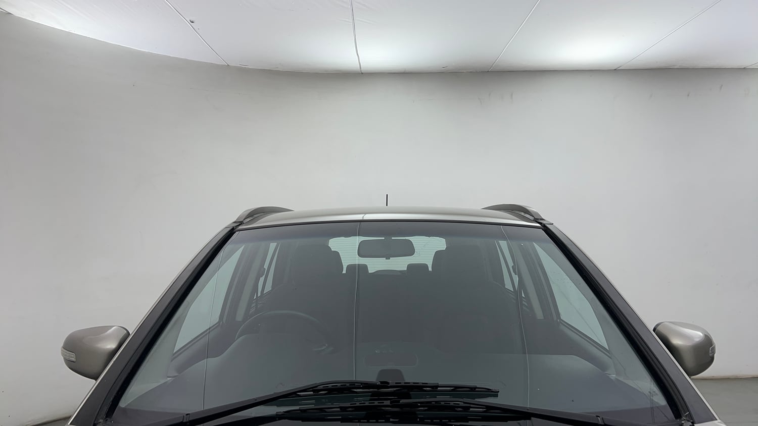 Used 2018 Tata Hexa XT 4x2 7 STR Diesel Manual exterior FRONT WINDSHIELD VIEW