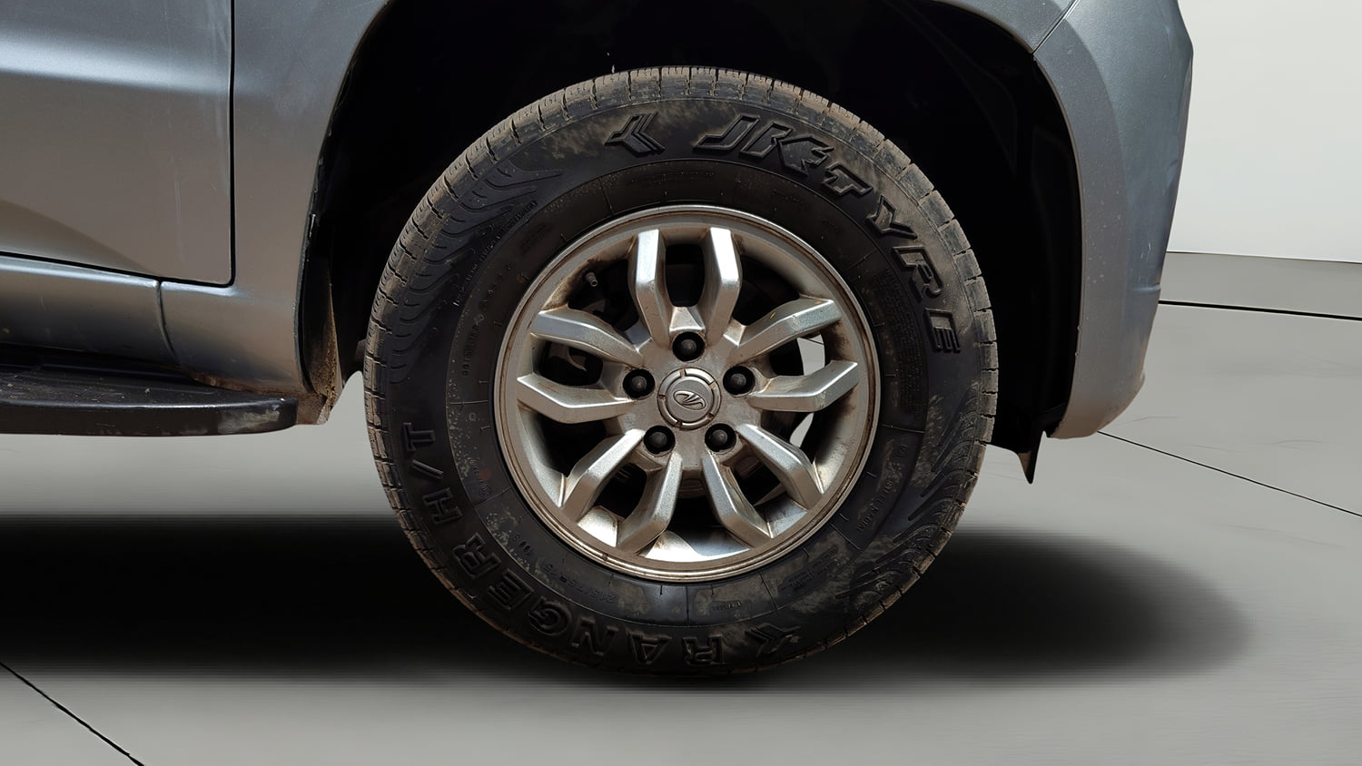 Used 2017 Mahindra TUV300 T8 mHAWK100 Diesel Manual tyres RIGHT FRONT TYRE RIM VIEW