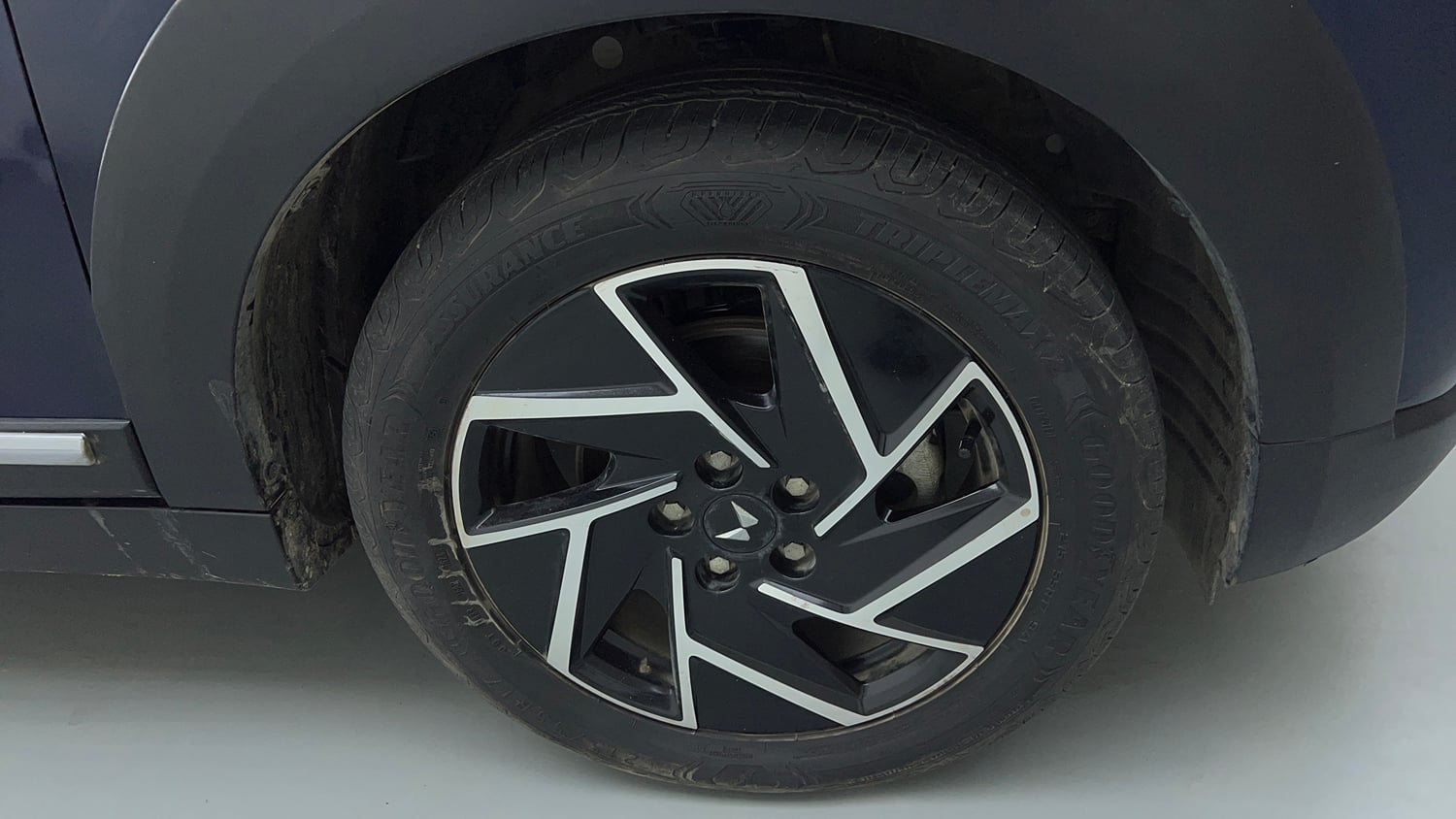 Used 2024 Mahindra XUV 3XO AX7L 1.2 Petrol AT Petrol Automatic tyres RIGHT FRONT TYRE RIM VIEW