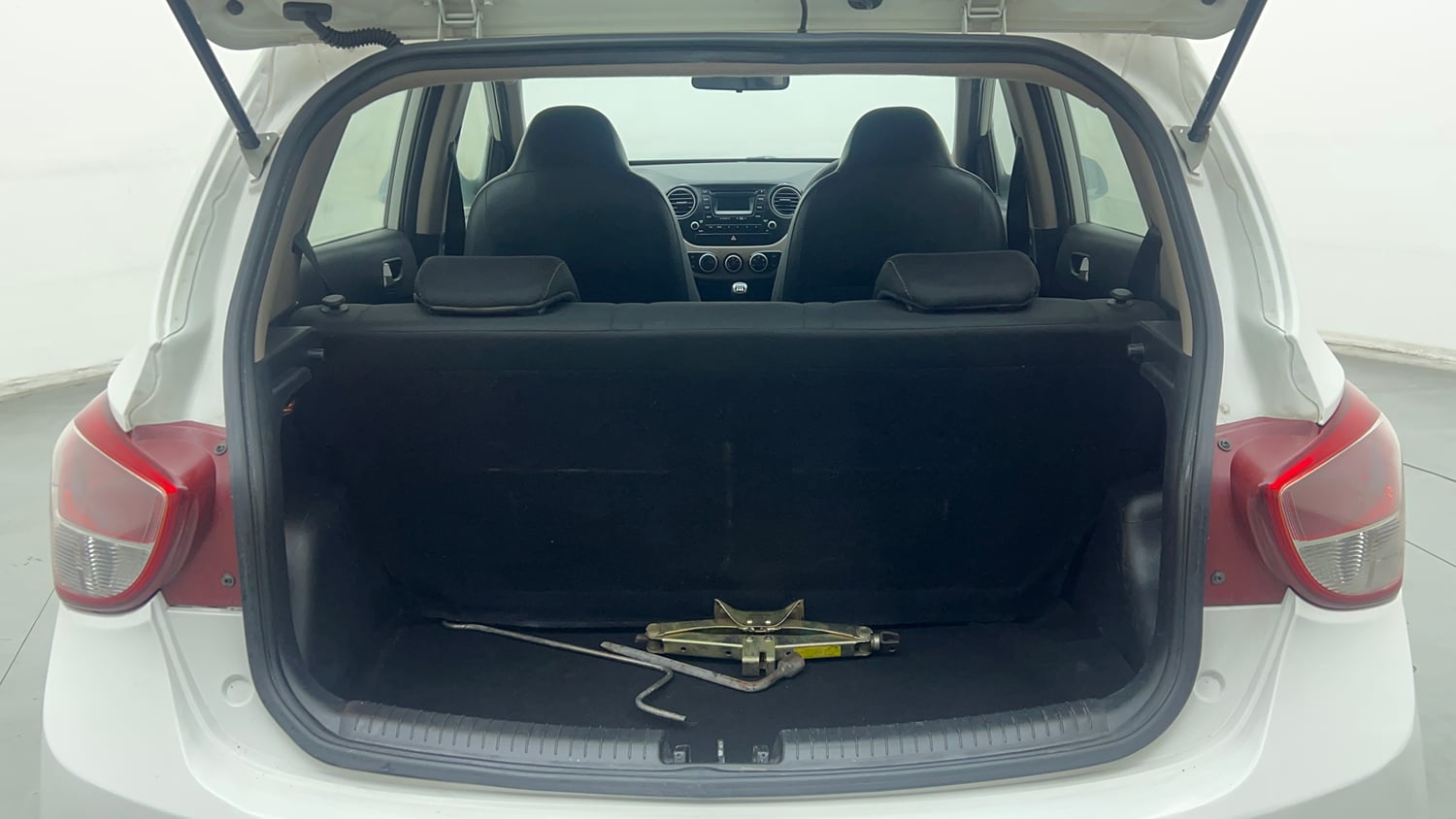 Used 2016 Hyundai Grand i10 Asta 1.2 Kappa VTVT Petrol Manual interior DICKY INSIDE VIEW