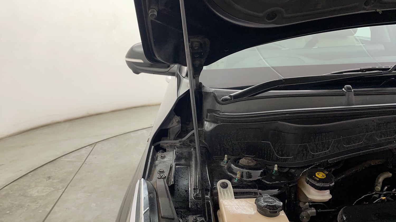 Used 2020 Kia Seltos GTX Plus AT 1.5 Diesel Diesel Automatic engine ENGINE RIGHT SIDE HINGE & APRON VIEW
