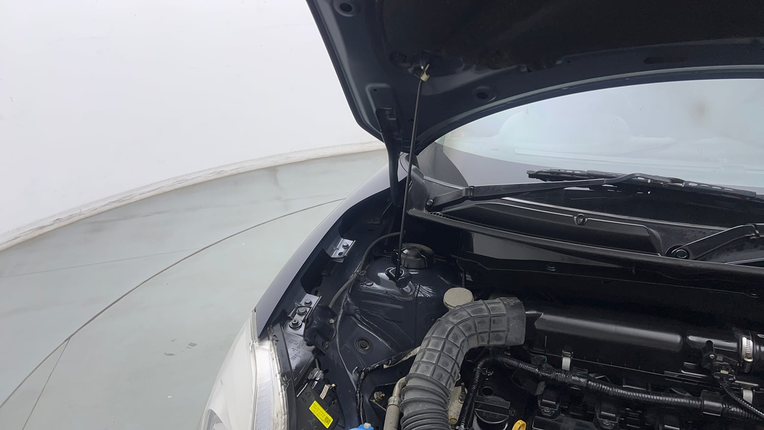Used 2022 Maruti Suzuki Swift VXi Petrol Manual engine ENGINE RIGHT SIDE HINGE & APRON VIEW