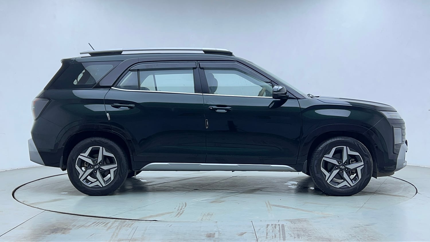 Used 2024 Hyundai Alcazar Executive 1.5 Petrol MT 7STR Petrol Manual exterior RIGHT SIDE VIEW
