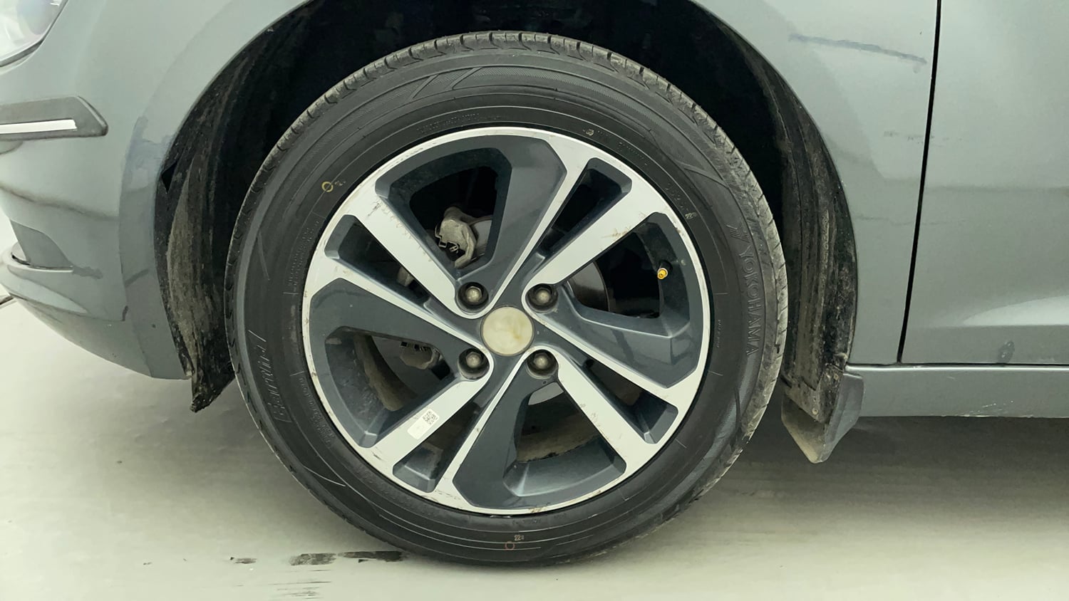 Used 2023 Tata Altroz XZ Plus (S) Petrol Manual tyres LEFT FRONT TYRE RIM VIEW