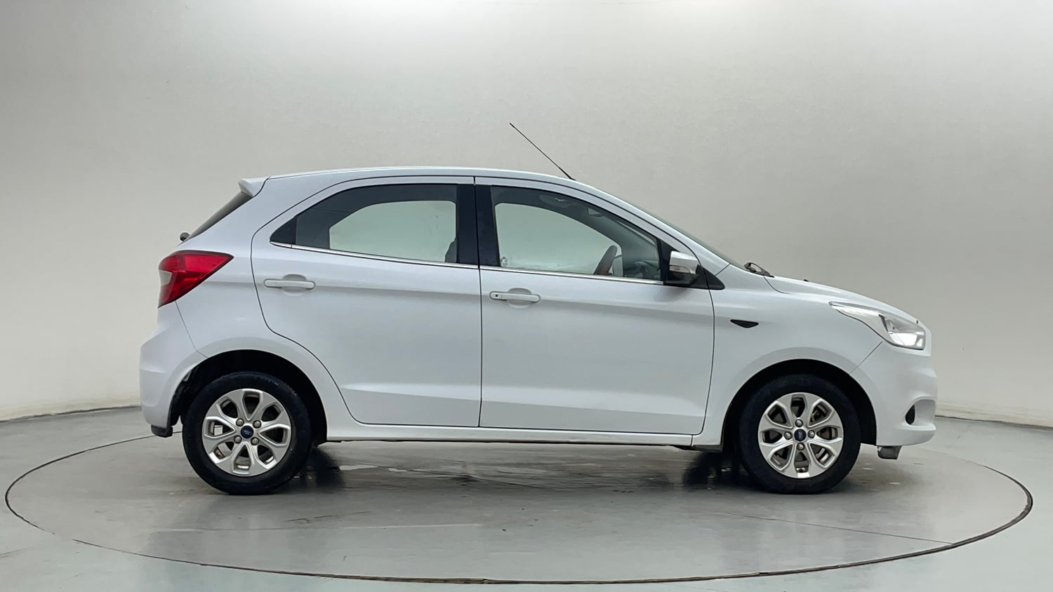 Used 2017 Ford Figo Titanium 1.5 Ti-VCT AT Petrol Automatic exterior RIGHT SIDE VIEW