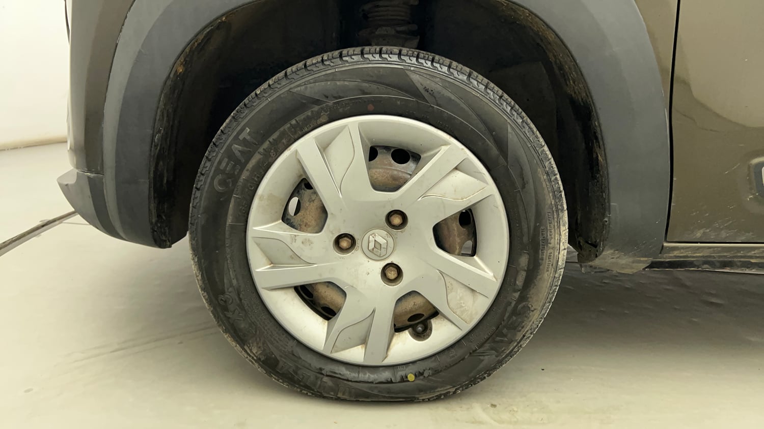 Used 2020 Renault Kwid RXT 1.0 Opt Petrol Manual tyres LEFT FRONT TYRE RIM VIEW