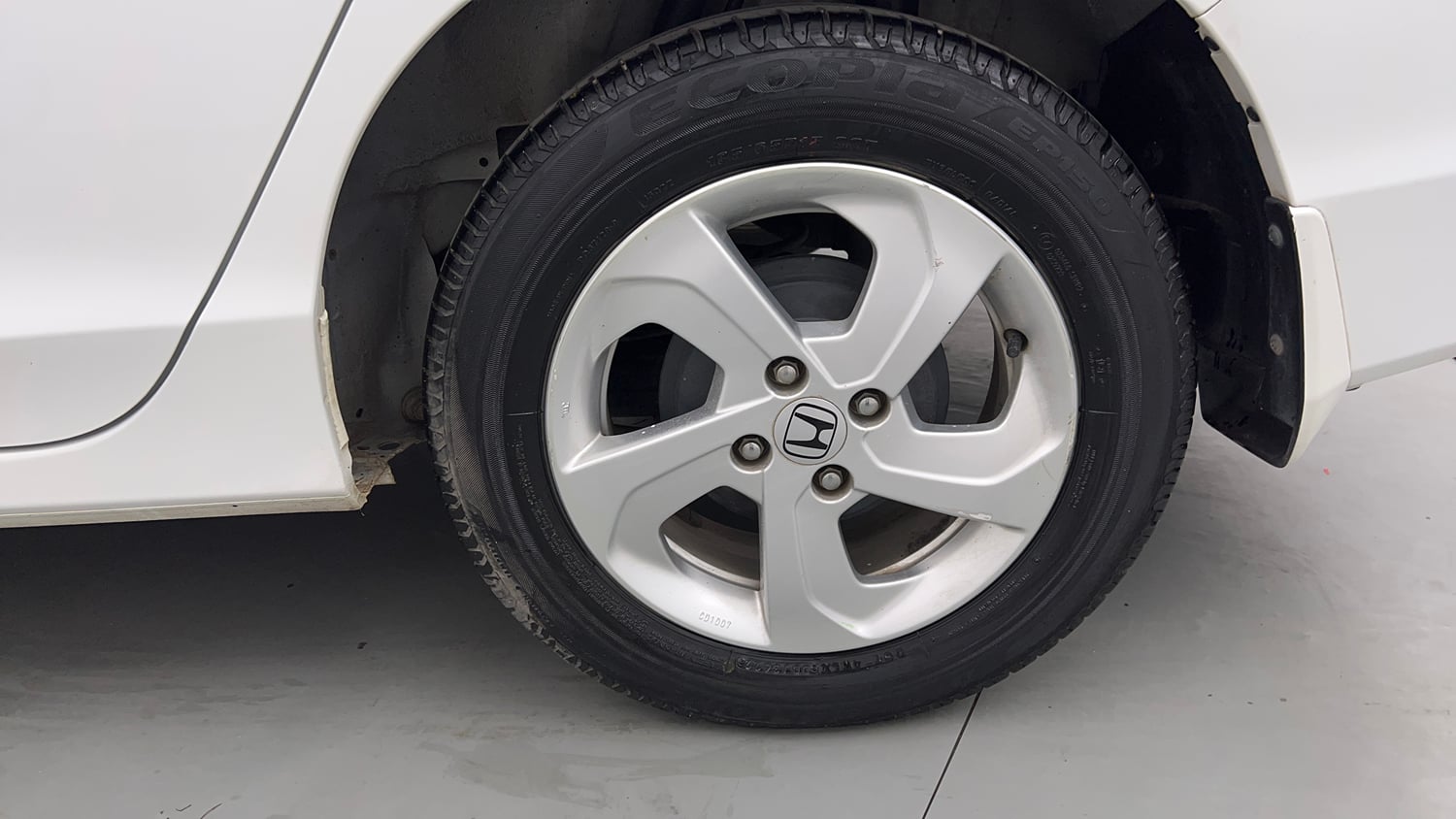 Used 2016 Honda City V Petrol Manual tyres LEFT REAR TYRE RIM VIEW