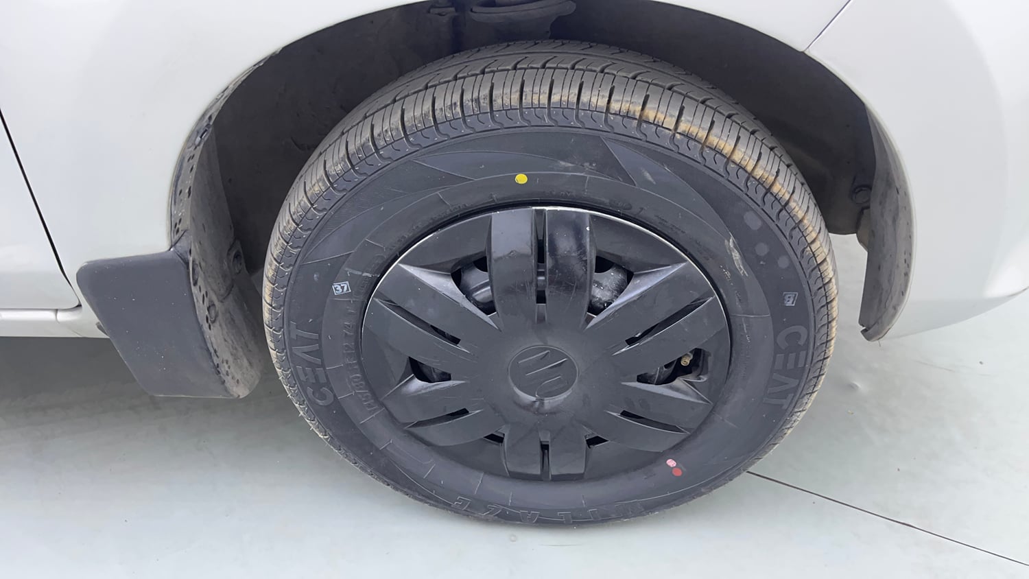 Used 2015 Maruti Suzuki Alto 800 LXi Anniversary Edition Petrol Manual tyres RIGHT FRONT TYRE RIM VIEW