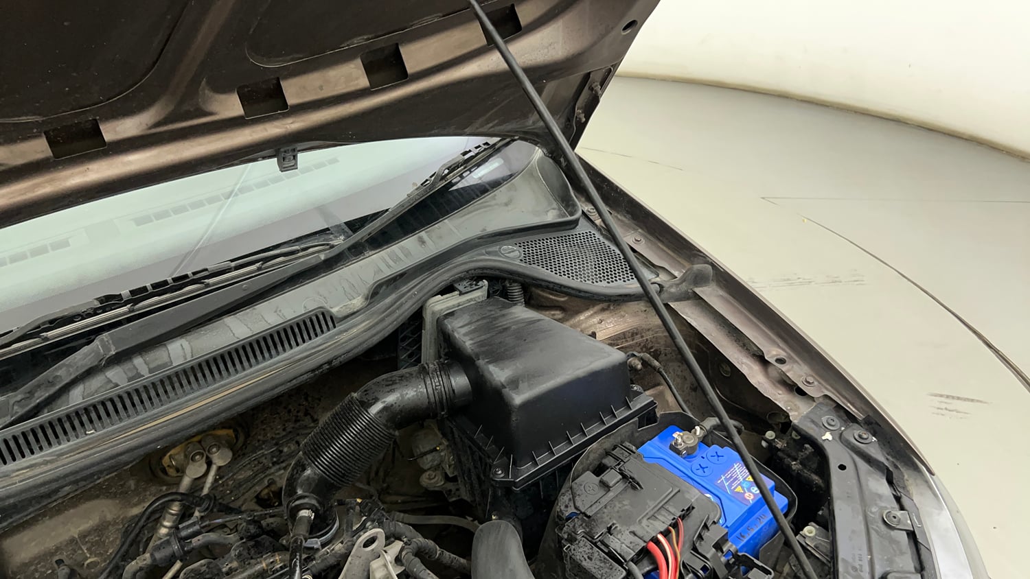 Used 2016 Volkswagen Polo Comfortline 1.2L (P) Petrol Manual engine ENGINE LEFT SIDE HINGE & APRON VIEW