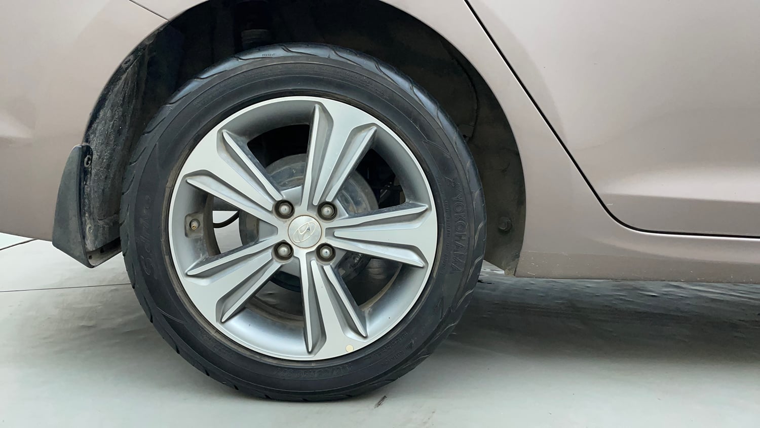 Used 2019 Hyundai Verna SX (O)1.6 VTVT Petrol Manual tyres RIGHT REAR TYRE RIM VIEW