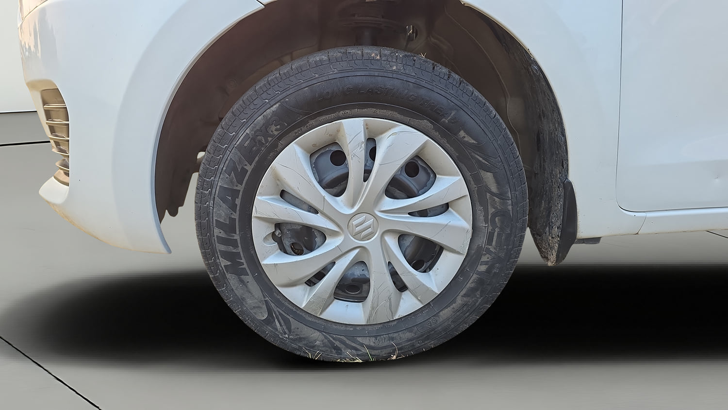 Used 2021 Maruti Suzuki Swift VXi Petrol Manual tyres LEFT FRONT TYRE RIM VIEW