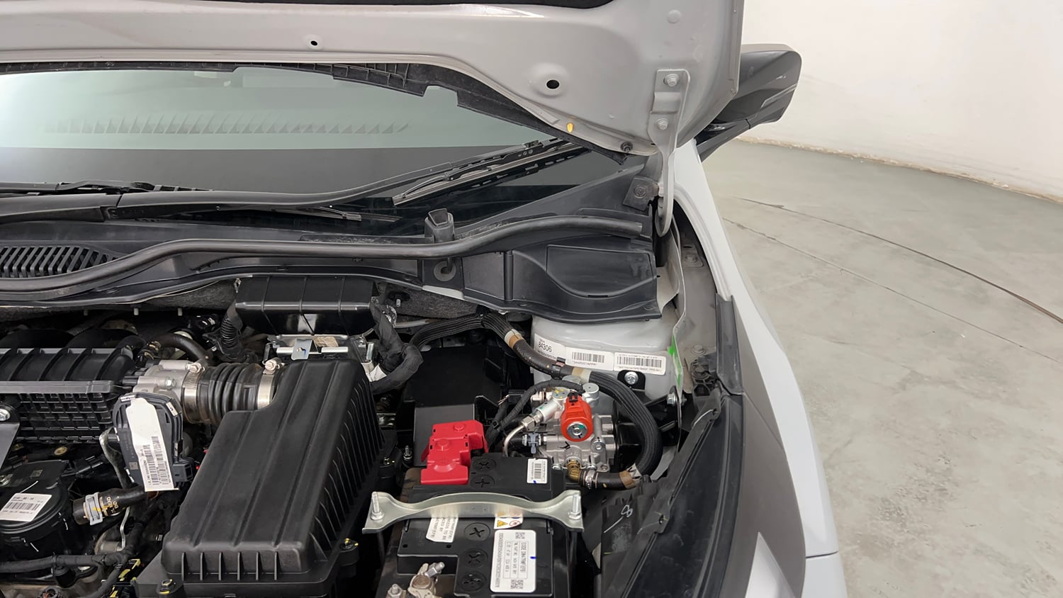 Used 2025 Tata Altroz Accomplished S CNG 5MT Cng Manual engine ENGINE LEFT SIDE HINGE & APRON VIEW