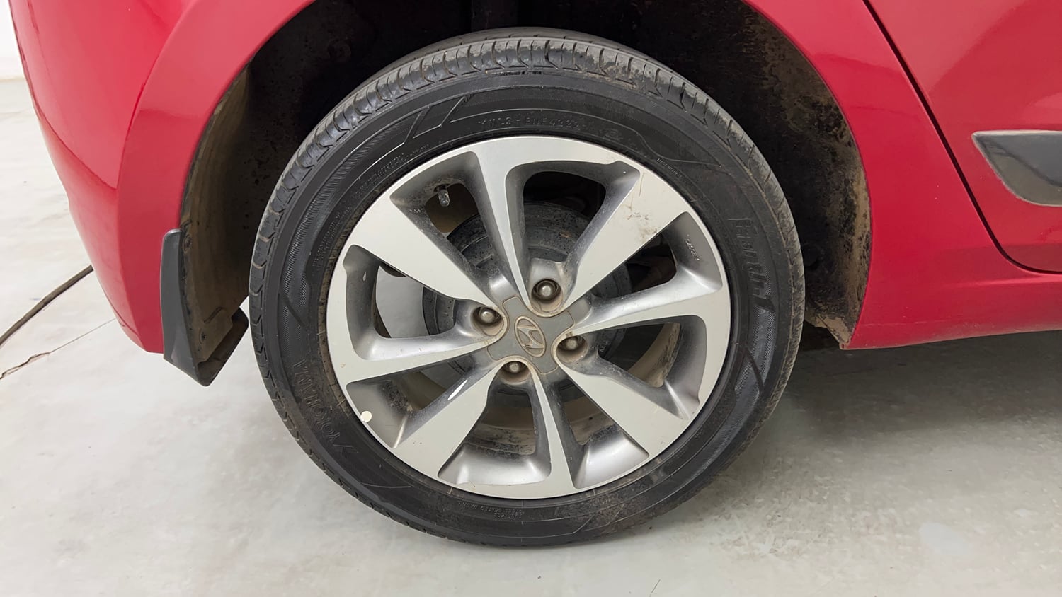 Used 2015 Hyundai Elite i20 Asta 1.2 Petrol Manual tyres RIGHT REAR TYRE RIM VIEW
