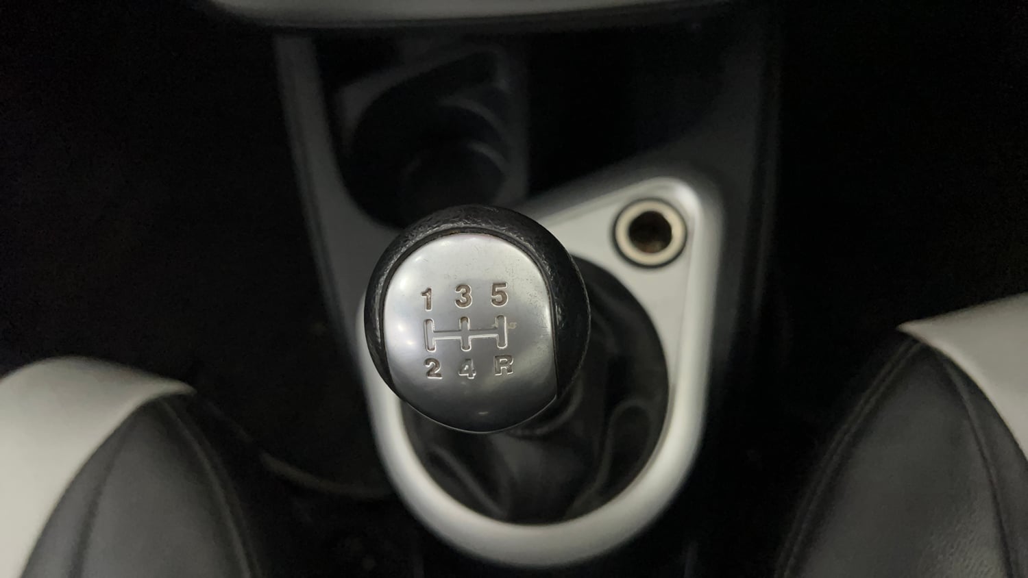 Used 2014 Ford Figo Duratec Petrol Titanium 1.2 Petrol Manual interior GEAR  KNOB VIEW