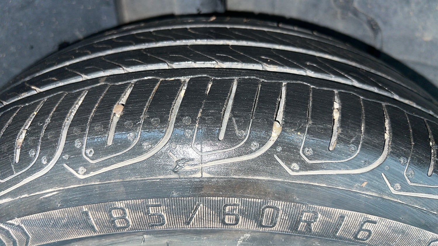 Used 2023 Tata Altroz XZA Petrol Petrol Automatic tyres RIGHT REAR TYRE TREAD VIEW