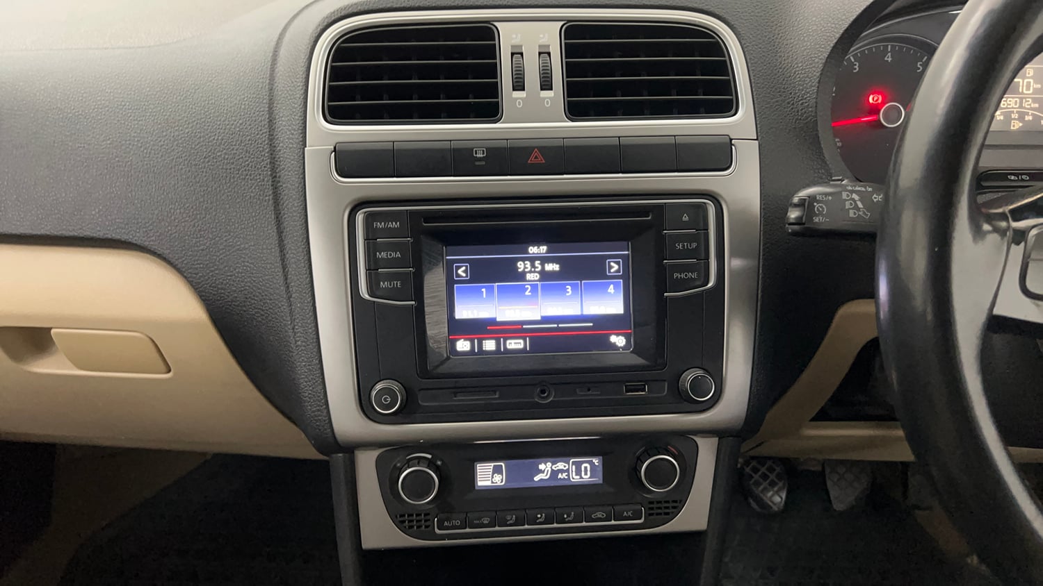 Used 2016 Volkswagen Ameo Highline1.2L (P) Petrol Manual interior MUSIC SYSTEM & AC CONTROL VIEW