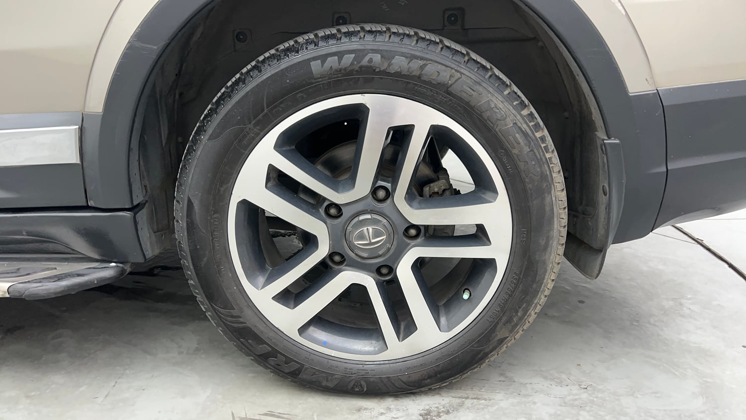 Used 2018 Tata Hexa XT 4x2 7 STR Diesel Manual tyres LEFT REAR TYRE RIM VIEW