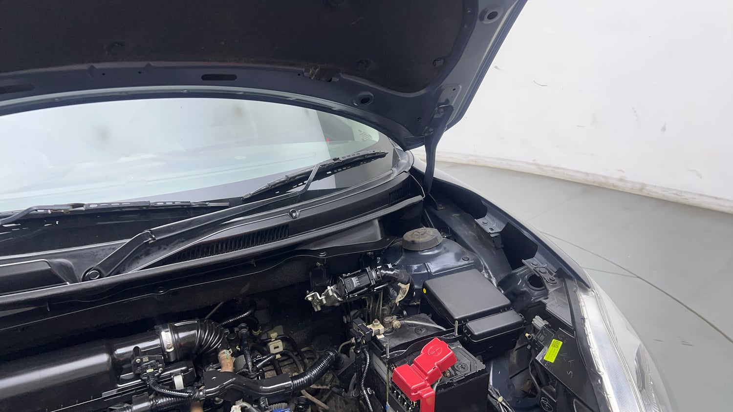 Used 2022 Maruti Suzuki Swift VXi Petrol Manual engine ENGINE LEFT SIDE HINGE & APRON VIEW