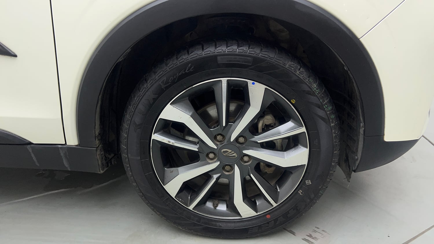 Used 2021 Mahindra XUV 300 1.5 W8 (O) Diesel Manual tyres RIGHT FRONT TYRE RIM VIEW