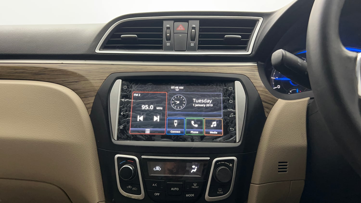 Used 2021 Maruti Suzuki Ciaz Alpha 1.5 Petrol Manual top_features Integrated (in-dash) music system