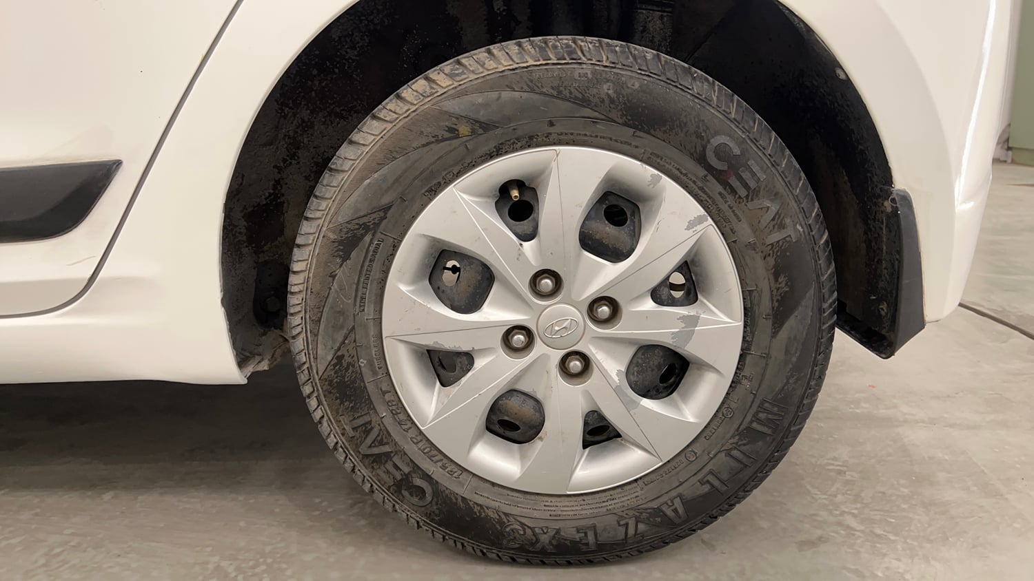 Used 2016 Hyundai Elite i20 Sportz 1.2 Petrol Manual tyres LEFT REAR TYRE RIM VIEW