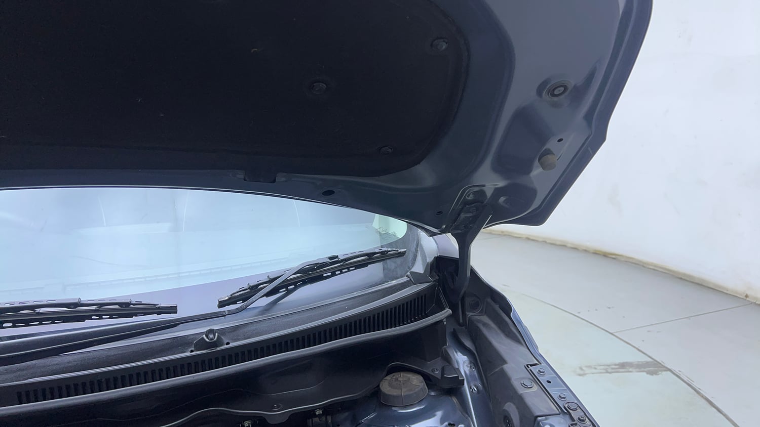 Used 2023 Maruti Suzuki XL6 Alpha AT Petrol Petrol Automatic engine ENGINE LEFT SIDE HINGE & APRON VIEW