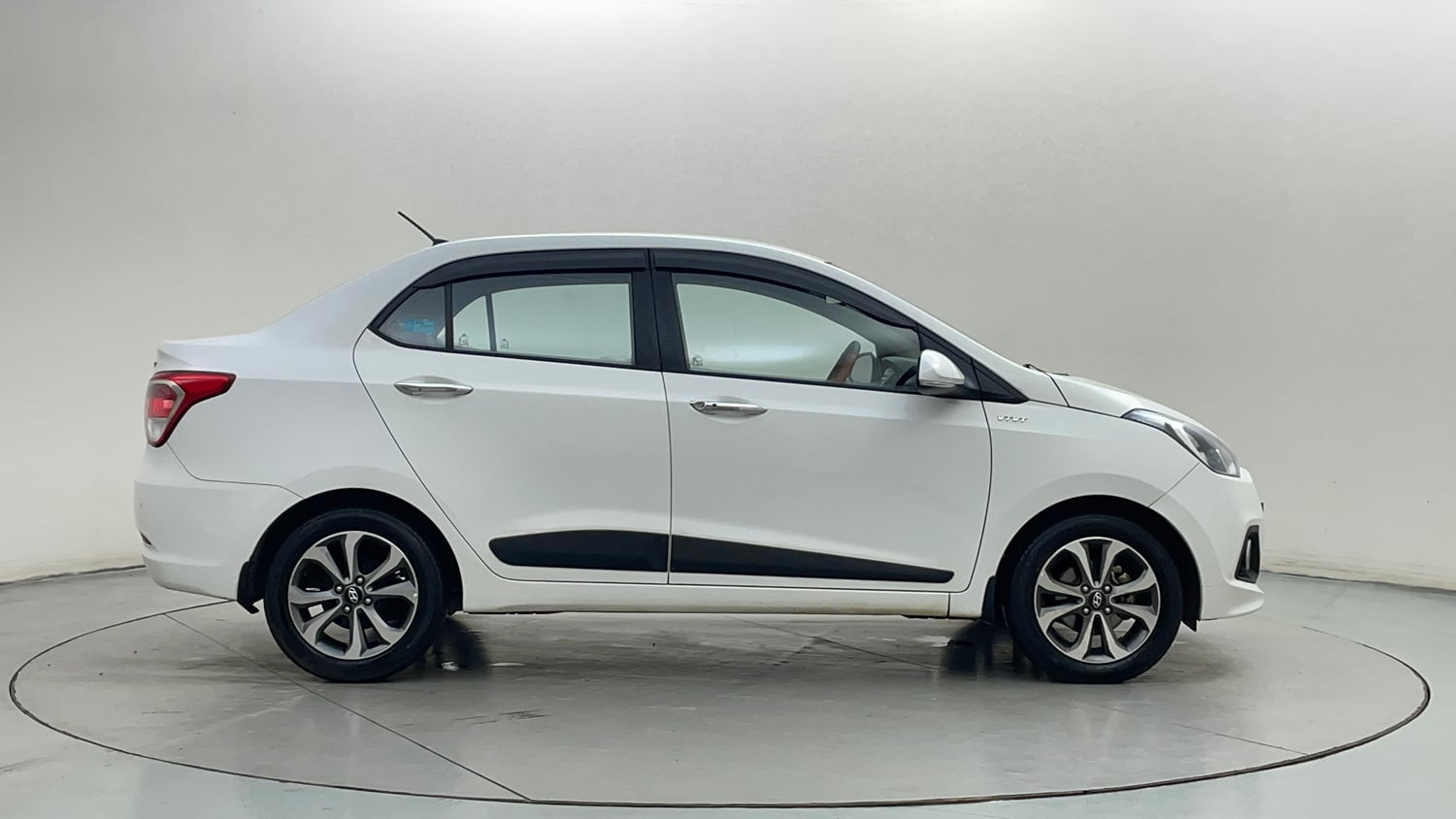 Used 2017 Hyundai Xcent SX 1.2 (O) Petrol Manual exterior RIGHT SIDE VIEW