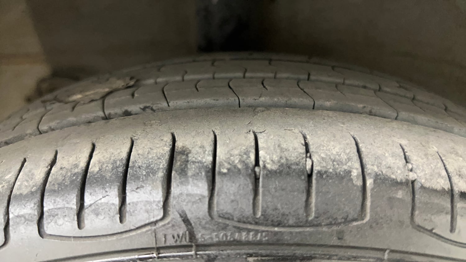 Used 2014 Hyundai Grand i10 Asta AT 1.2 Kappa VTVT Petrol Automatic tyres RIGHT REAR TYRE TREAD VIEW