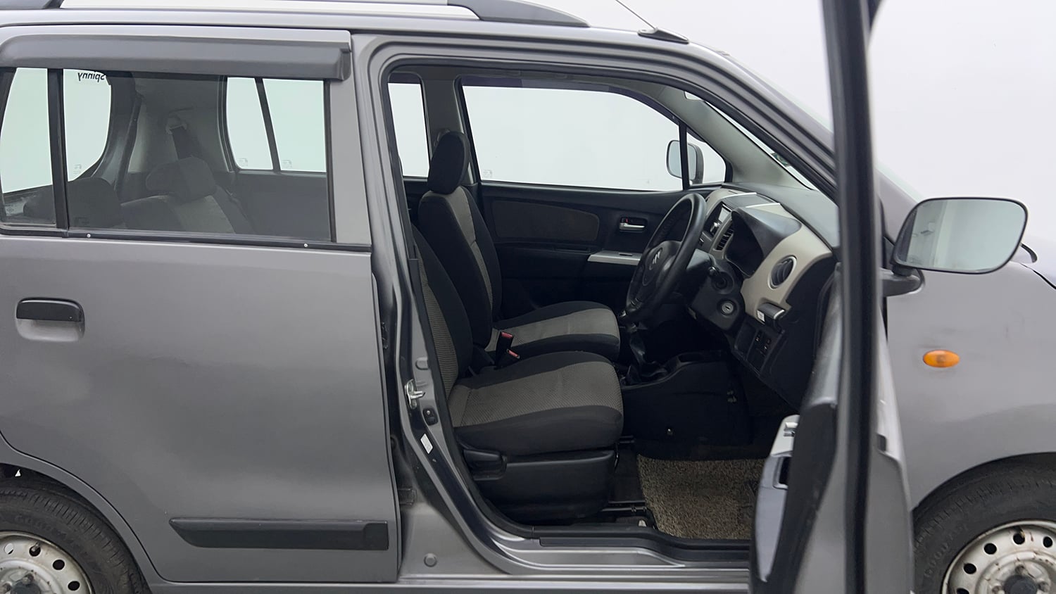Used 2014 Maruti Suzuki Wagon R LXI Petrol Manual interior RIGHT SIDE FRONT DOOR CABIN VIEW