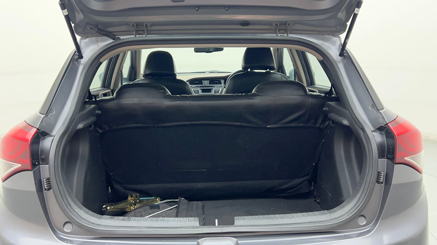 Used 2015 Hyundai Elite i20 Sportz 1.2 Petrol Manual interior DICKY INSIDE VIEW
