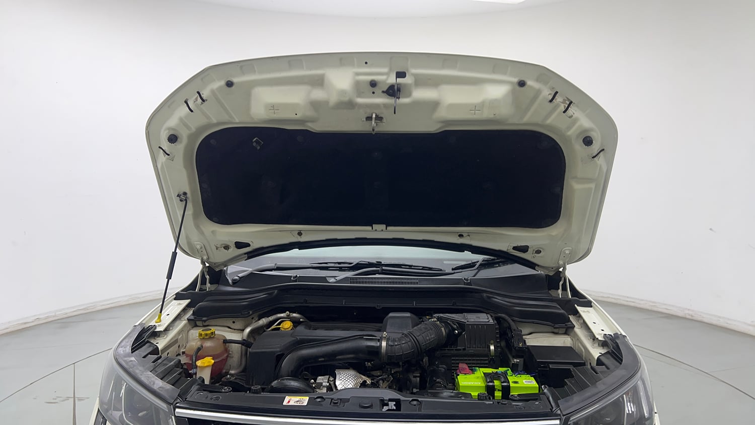 Used 2021 Mahindra XUV 300 1.5 W8 (O) Diesel Manual engine ENGINE & BONNET OPEN FRONT VIEW
