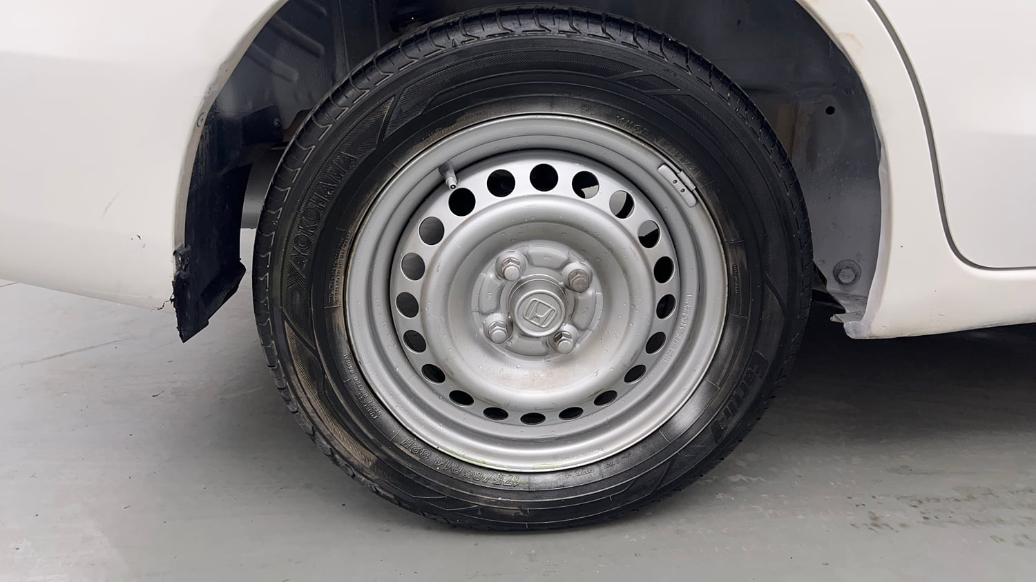 Used 2013 Honda Amaze 1.2 EX i-VTEC Petrol Manual tyres RIGHT REAR TYRE RIM VIEW
