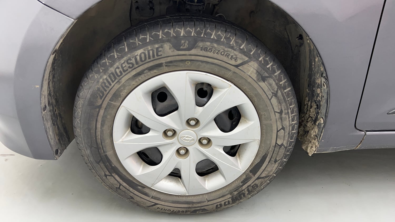 Used 2015 Hyundai Elite i20 Sportz 1.2 Petrol Manual tyres LEFT FRONT TYRE RIM VIEW